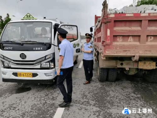 鄂州一男子边加油边抽烟 这是什么操作