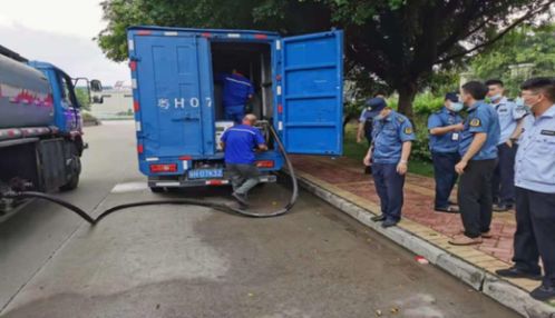 三水交通执法支队联合多部门截获小型厢式危险品运输货车