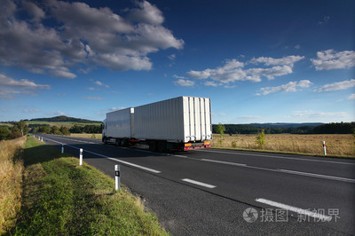 公路上的卡车运输 现代物流的命脉与挑战